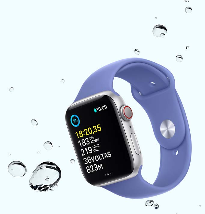Imagem do Apple Watch SE mostrando um treino de natação com gotas de água ao redor do aparelho.