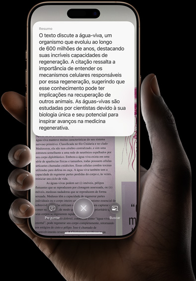Mão segurando um iPhone 16 Pro que mostra os resultados de uma busca usando a inteligência visual.