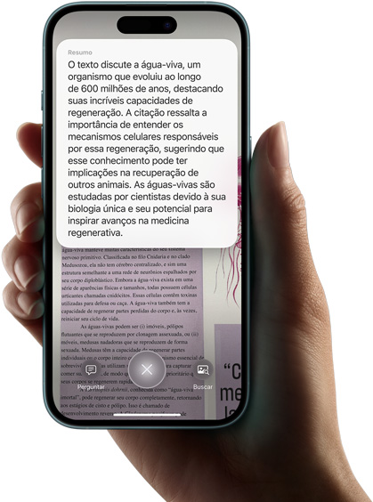 Mão segurando um iPhone 16 que mostra os resultados de uma busca usando a inteligência visual.