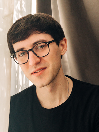 Foto von Matthew, der nachdenklich in die Kamera blickt.