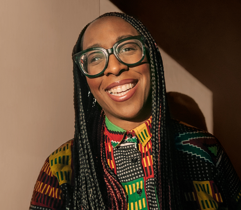 Retrato da Shirleena, com um grande sorriso, olhando para a câmera.