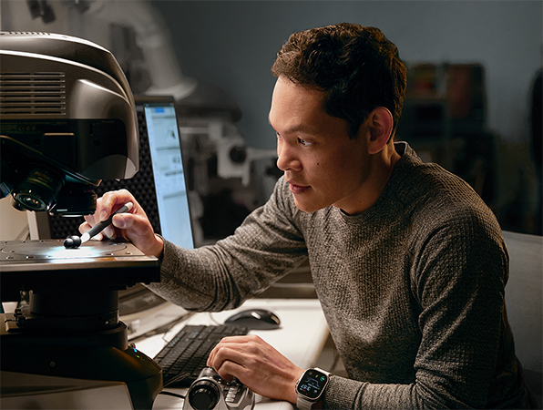 Un ingeniero de Apple hace pruebas de hardware en un laboratorio.