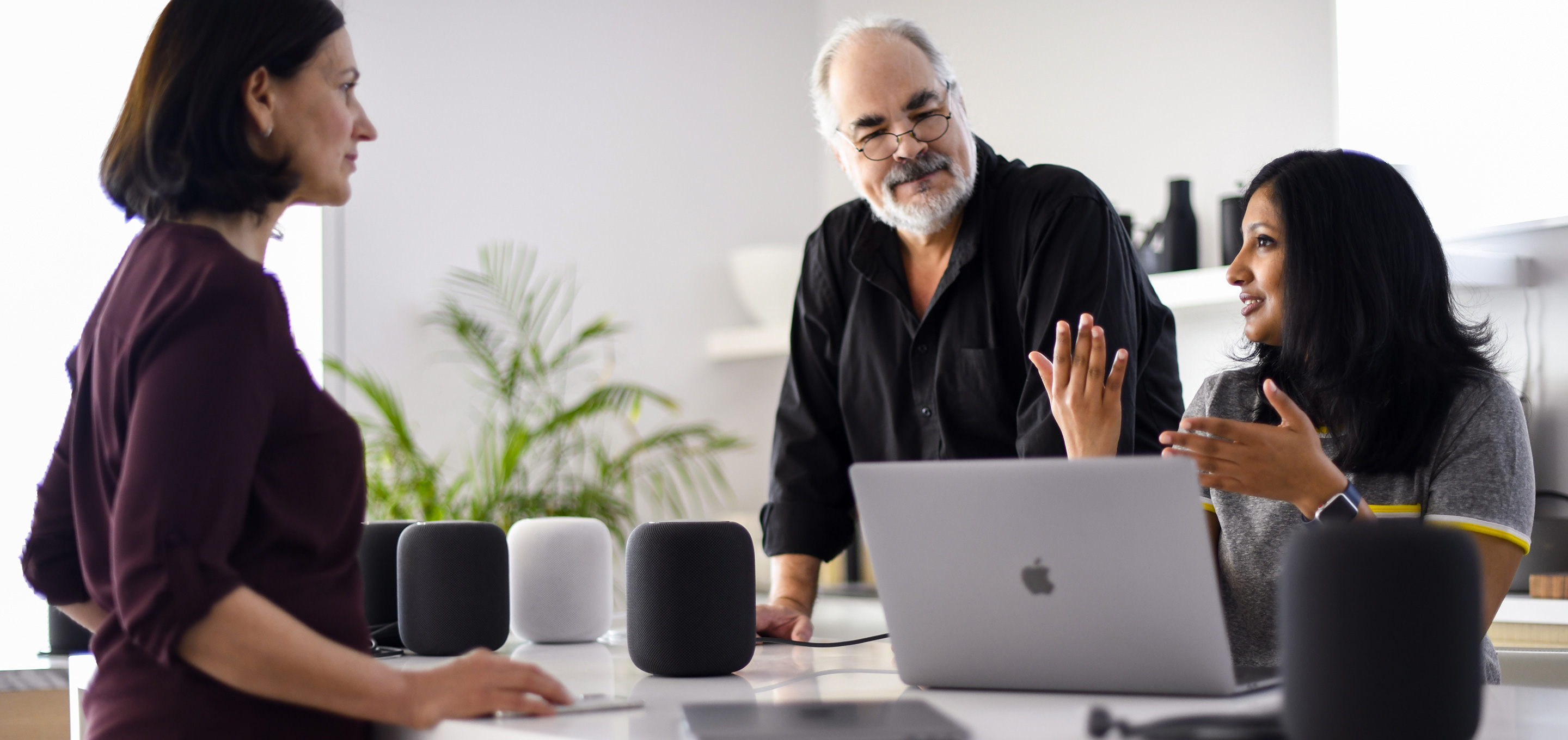Groupe d’employés de l’équipe Apprentissage automatique et
intelligence artificielle chez Apple discutant dans un bureau.