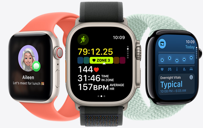 Tři modely Apple Watch. Uprostřed hodinky v přírodní barvě s černým řemínkem, na ciferníku probíhající běžecké cvičení se statistikami srdečního tepu. Vpravo uhlově černé hodinky s akvamarínovým řemínkem, na ciferníku aplikace Životní funkce. Nalevo hvězdně bílé hodinky s mandarinkovým řemínkem, na ciferníku Genmoji.