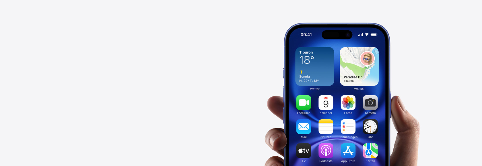 Eine Hand hält ein iPhone 16 mit dem Homescreen Foto, Symbolen und Widgets auf dem Display.
