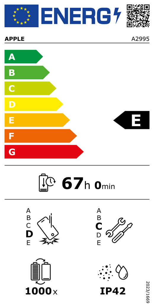 Etichetta energetica UE, codice QR e informazioni, modello Apple A2995, classe E, classi di efficienza energetica (con una scala da A a G), da A (efficienza massima) a G (efficienza minima), l’autonomia della batteria per ciclo è 67 ore e 0 minuti per ogni carica completa, la classe di affidabilità in caso di caduta libera ripetuta è D, da A (robustezza massima) a E (robustezza minima), la classe di riparabilità è C, da A (riparabilità massima) a E (riparabilità minima), la durata della batteria in cicli è 1000, il grado di protezione dall’ingresso di polvere e acqua (IP) è IP42, regolamento 2023/1669.