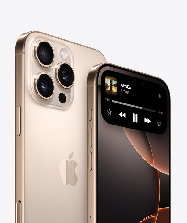 Due iPhone 16 Pro titanio sabbia, uno mostrato da dietro e uno di fronte. Il primo mostra i tre obiettivi della fotocamera, il secondo mostra le funzioni della Dynamic Island nella parte superiore del display.