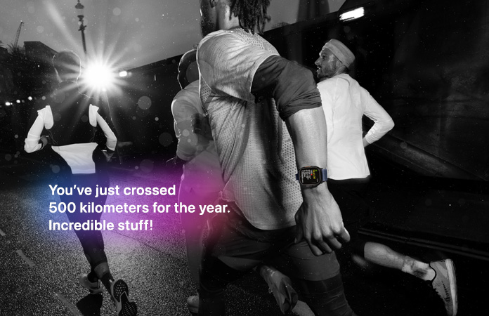 人物正在慢跑的黑白照片，照片上的文字寫著 You've just crossed 500 kilometers for the year. Incredible stuff!