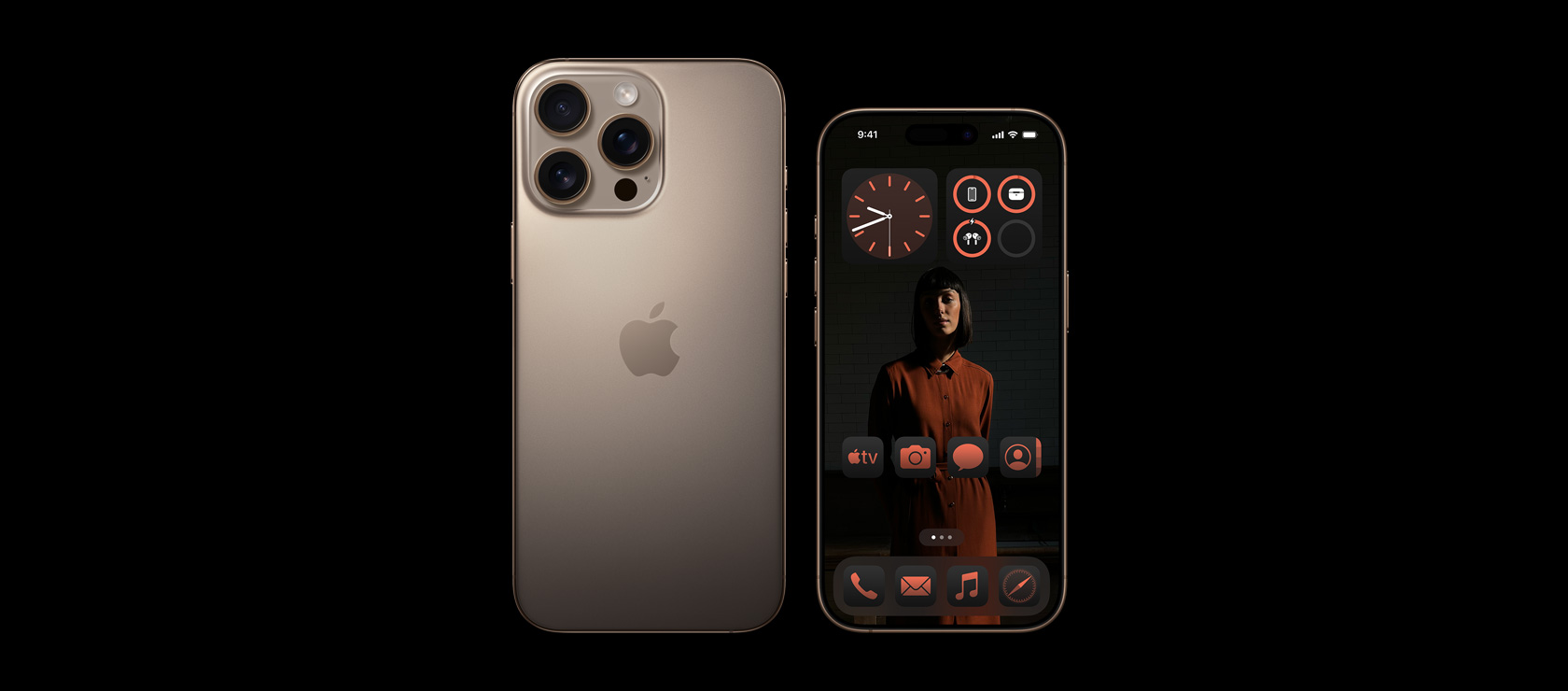 Вид спереду на iPhone 16 Pro Max 6,9 дюйма та вид ззаду на iPhone 16 Pro 6,3 дюйма в кольорі «пустельний титан»