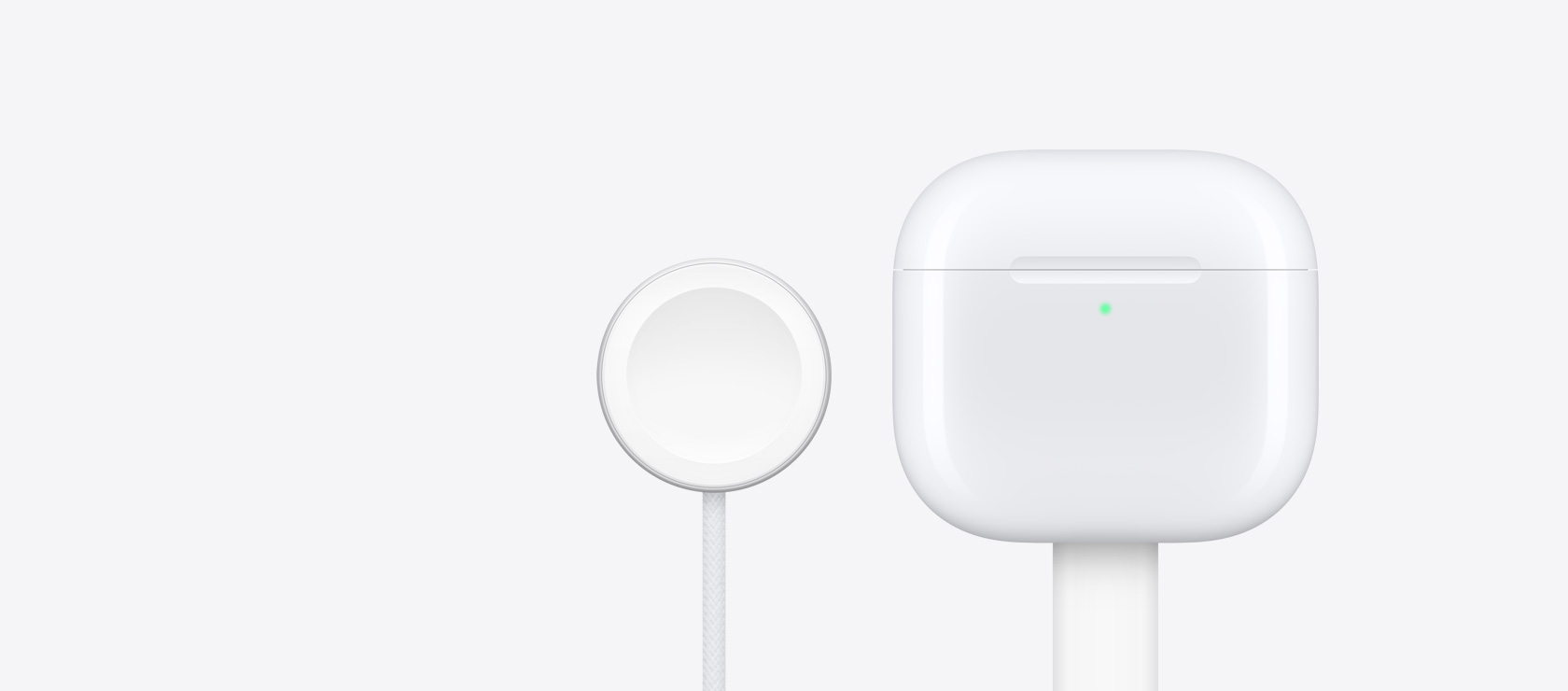 Una custodia di ricarica per AirPods 4 accanto a un cavo per la ricarica di Apple Watch.