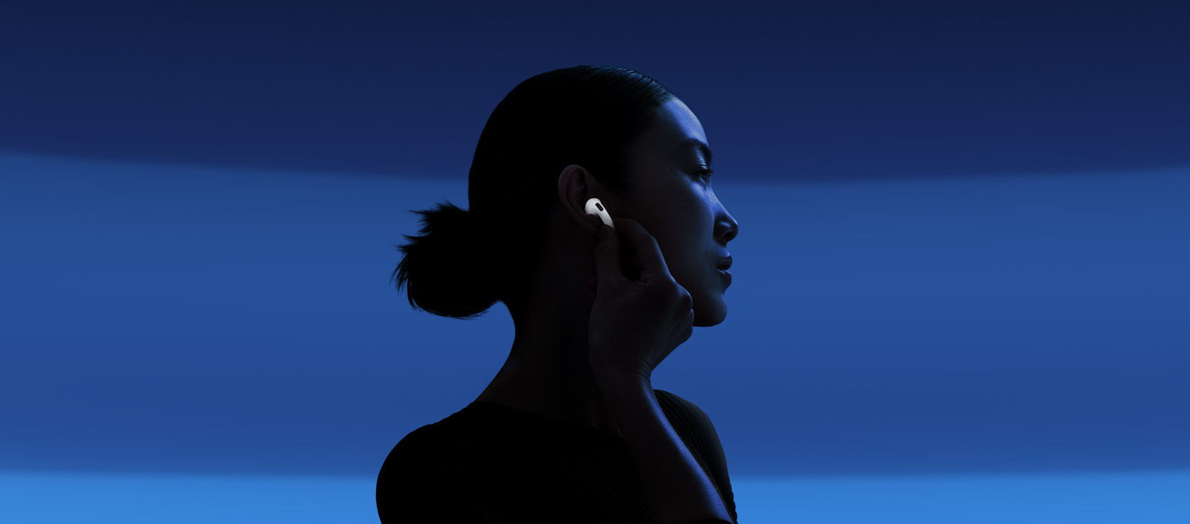 Un primo piano dei nuovi AirPods 4 visti da davanti e da dietro.
