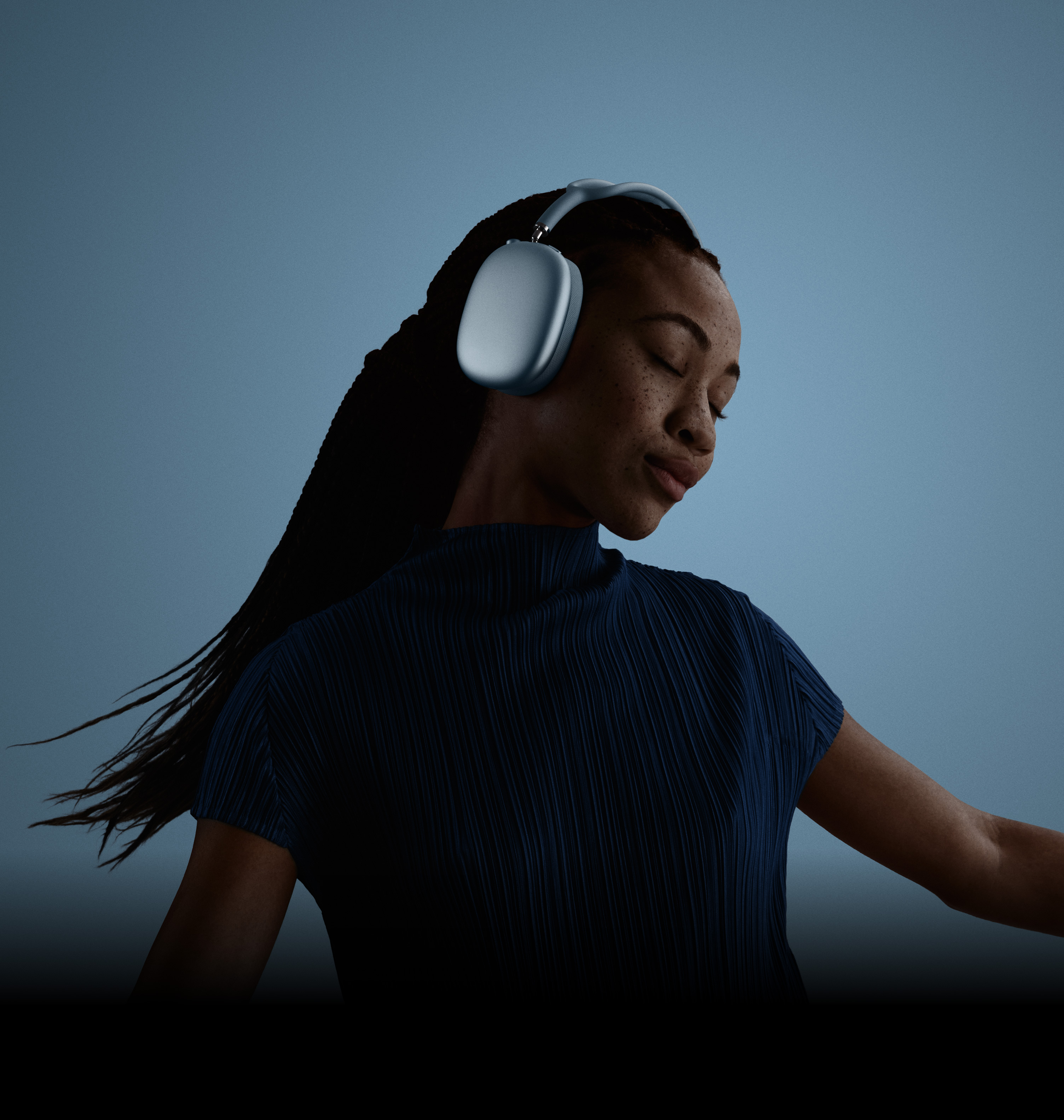 Naine suletud silmade ja vasakule kallutatud peaga, kandmas AirPods Maxi.