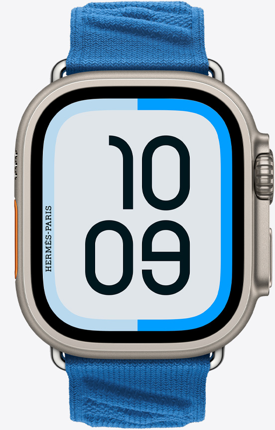 Apple Watch Hermès Ultra 2 visto di fronte con il quadrante Maritime e il nuovo cinturino En Mer color Bleu Hydra (blu marino).