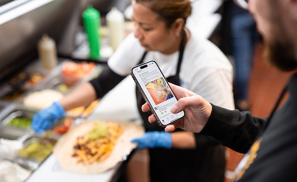 Sur iPhone, Slack aide les différentes équipes de Señor Sisig à garder le contact malgré la distance.