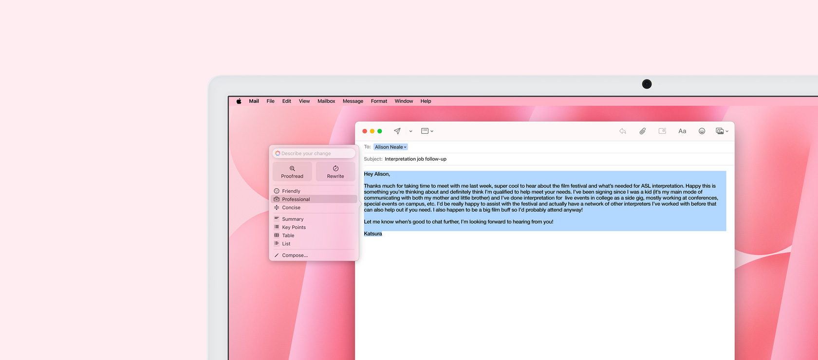 Un iMac dove viene mostrata l’app Mail con la funzione Strumenti di scrittura. Sullo schermo c’è una bozza di email con il testo evidenziato e accanto l’opzione per riformularlo con un tono professionale.