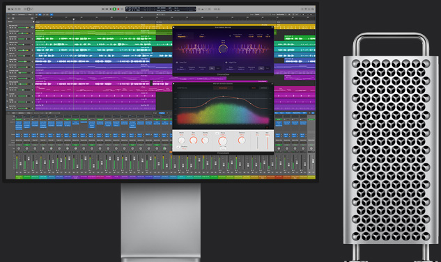 Se muestra un gran proyecto multipista de Logic Pro en un monitor que está junto a una Mac Pro.