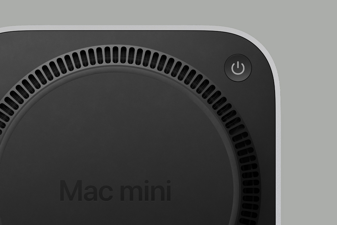 Imagen de la parte inferior de una Mac mini que muestra el botón de encendido y el sistema de ventilación circular