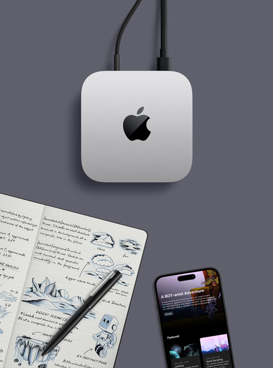 Vista desde arriba de una Mac mini color plata con el logo de Apple. La Mac mini está sobre un escritorio, junto a un iPhone, una pluma y un cuaderno abierto con notas escritas a mano.