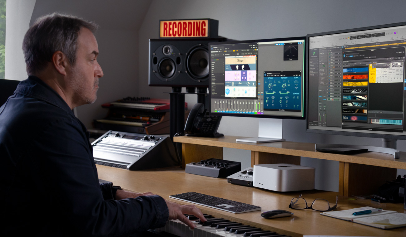 Un músico usa un piano para crear mezclas de audio con una Mac Studio y un Studio Display