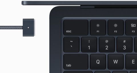 Среднощно син MacBook Air с MagSafe кабел в съответстващ цвят