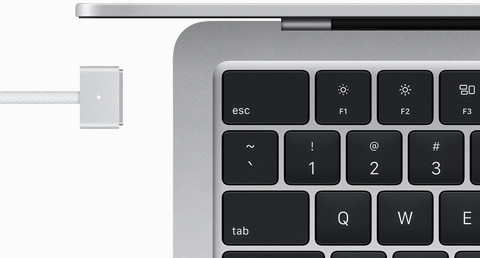 Сребърен MacBook Air с MagSafe кабел в съответстващ цвят