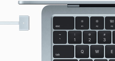 Небесносин MacBook Air с MagSafe кабел в съответстващ цвят