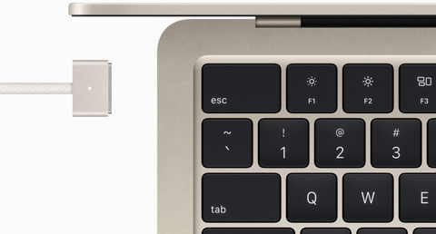 Астро бял MacBook Air с MagSafe кабел в съответстващ цвят