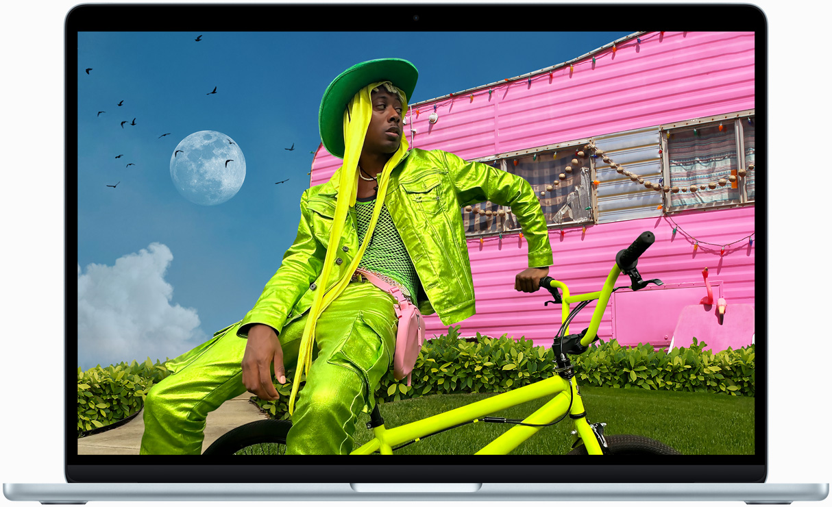 Lo schermo di un MacBook Air con la foto di una persona vestita in modo colorato, per mostrare la gamma di colori e la risoluzione del display Liquid Retina