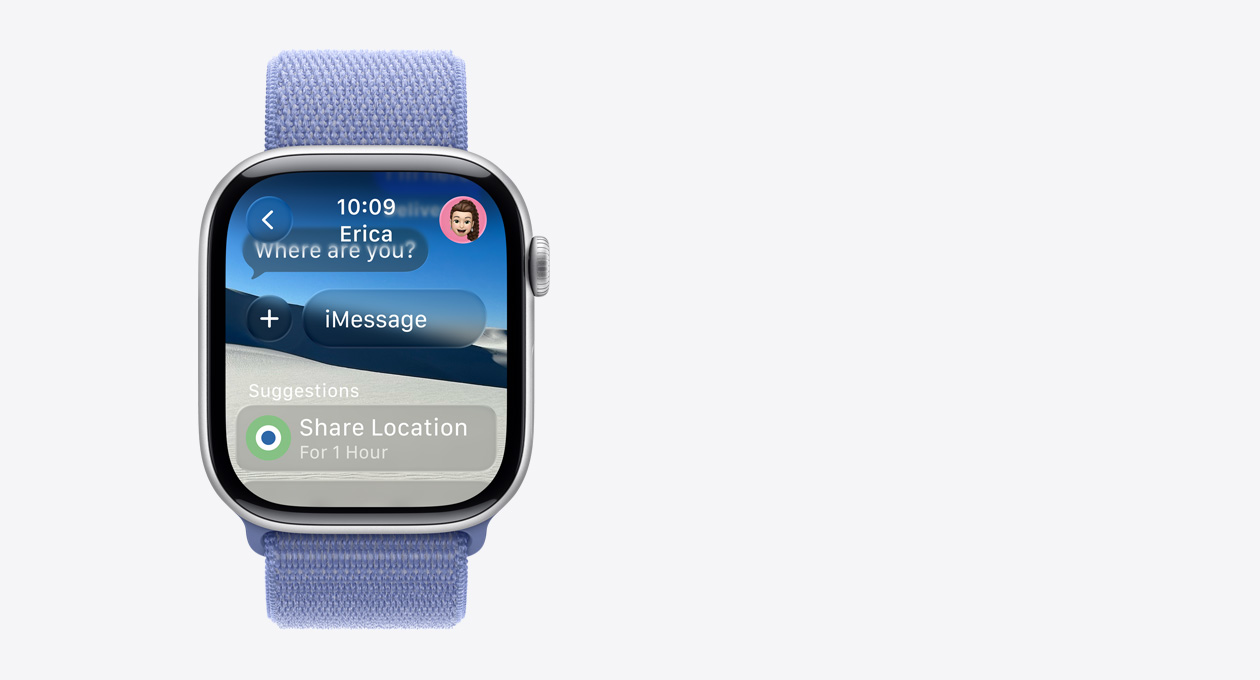 Un Apple Watch color plata, con correa violeta azul, en cuya pantalla se ve un mensaje translúcido en el que alguien le pregunta al usuario dónde está y debajo se ve una sugerencia de una acción inteligente para compartir la ubicación durante una hora