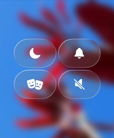 Se ven los íconos translúcidos del Centro de Control, como No Molestar y modo Cine, sobre un fondo difuminado