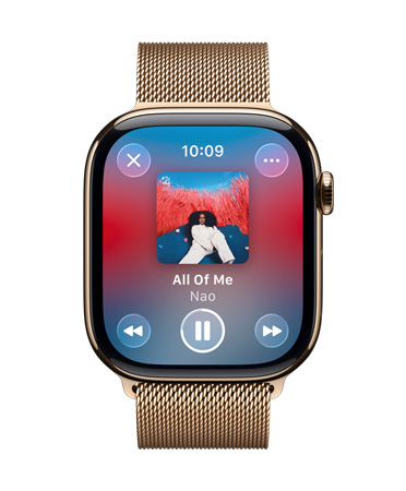 Apple Watch de titanio color oro con una correa estilo milanés, en cuya pantalla se ve la reproducción de una canción en Apple Music, así como el diseño translúcido de los controles en Liquid Glass