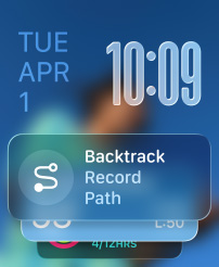 Tres modelos de Apple Watch, en el centro se ve un Apple Watch Ultra en titanio natural con correa Trail negra, en cuya pantalla se ve la app Reloj y la carátula Foto, a la derecha se ve un Apple Watch con acabado negro azabache y una correa uniloop trenzada aguamarina en el que se ve Mensajes con un fondo personalizado, y a la izquierda se ve un Apple Watch color plata con una correa deportiva mandarina, que muestra el entrenamiento Carrera al Aire Libre con un botón de empezar en la app Entrenamiento