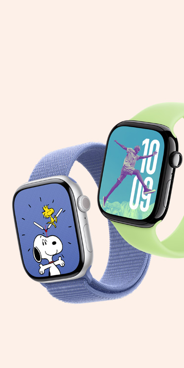 Dos Apple Watch Series 10. El primero tiene la carátula Snoopy y una correa loop deportiva violeta azul. El segundo tiene la carátula Fotos y una correa uniloop color aurora boreal (verde claro).